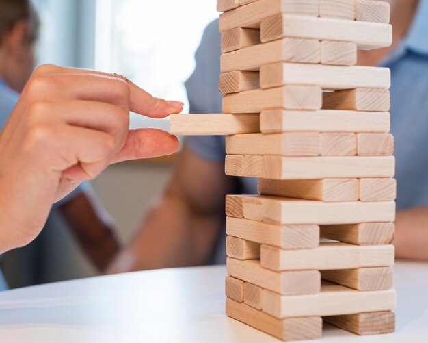 Familia de primer plano jugando jenga juntos