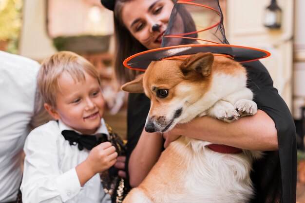 Familia de primer plano con lindo perro