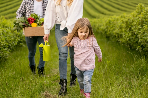 Familia de primer plano en tierras de cultivo