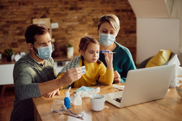 Foto gratuita familia que tiene consulta en línea con un médico desde casa debido a la pandemia de covid19