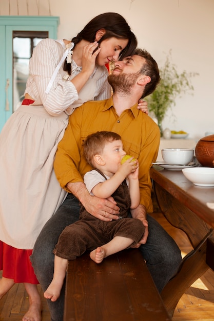 Familia que vive en una granja desde el frente