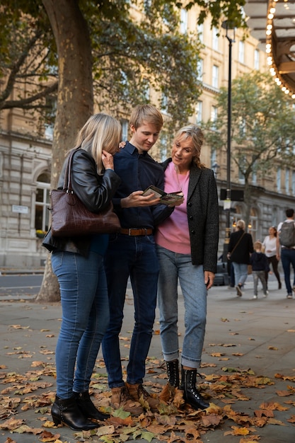 Foto gratuita familia queer feliz de tiro completo al aire libre