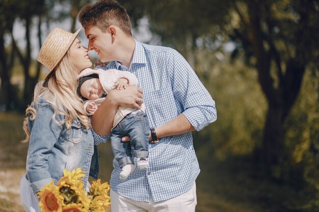 familia con recién nacidos