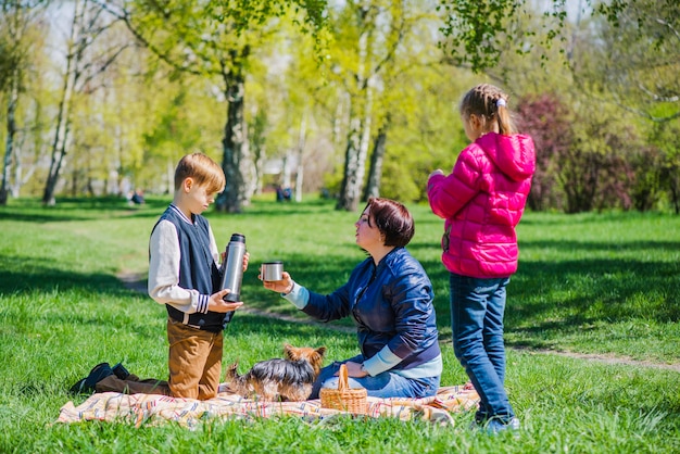 Foto gratuita familia relajada en el parque