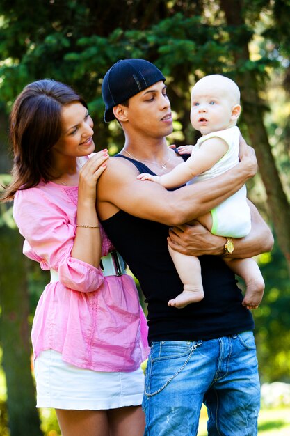 Familia relajante en el parque en verano