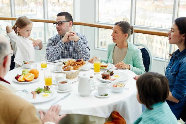 Familia en restaurante