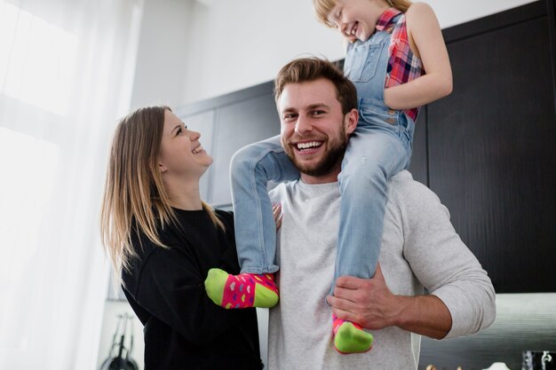 Familia riendo en la cocina