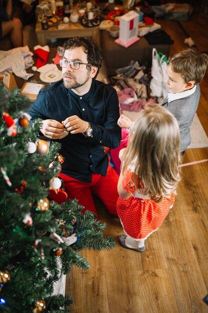 Familia en salón con árbol de navidad