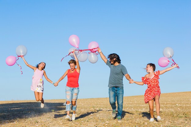 Familia saltando con globos