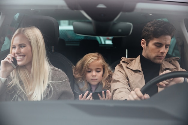 Familia sentada en auto