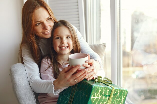 Familia sentada en casa con regalos