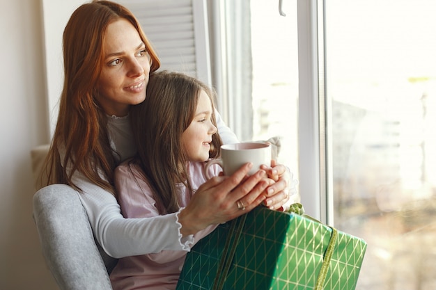 Familia sentada en casa con regalos