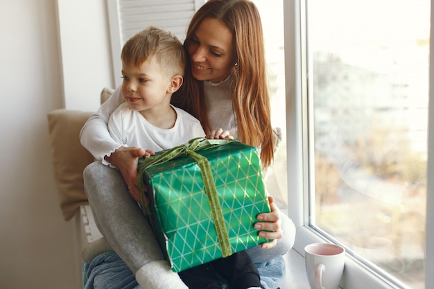 Familia sentada en casa con regalos