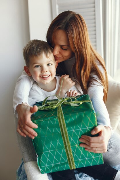 Familia sentada en casa con regalos