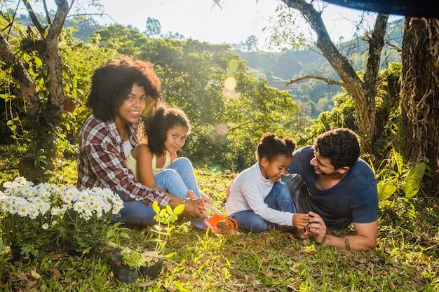 Familia sentada en el cesped