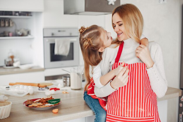 Familia sentada en una cocina con galletas