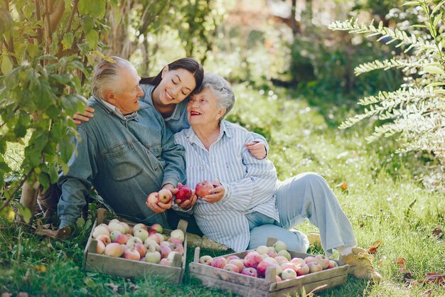 Familia sentada en un jardín con manzanas