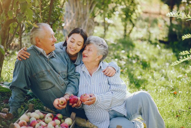 Familia sentada en un jardín con manzanas