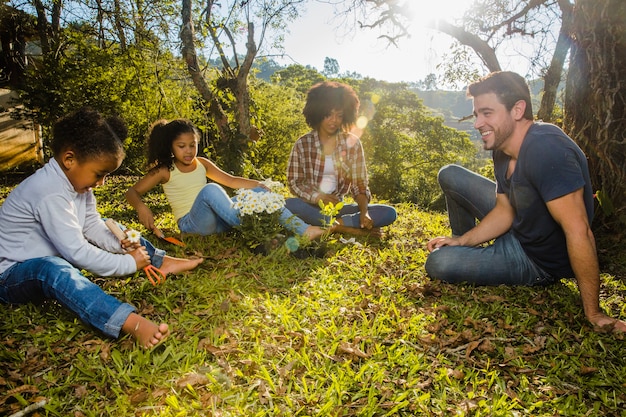 Familia sentada juntos en el campo