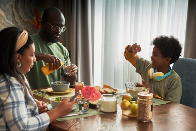 Familia sentada en la mesa de cerca