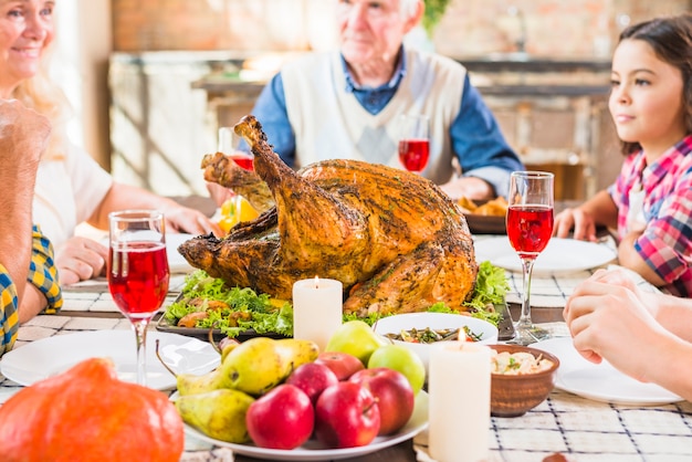 Familia sentada a la mesa con jamon