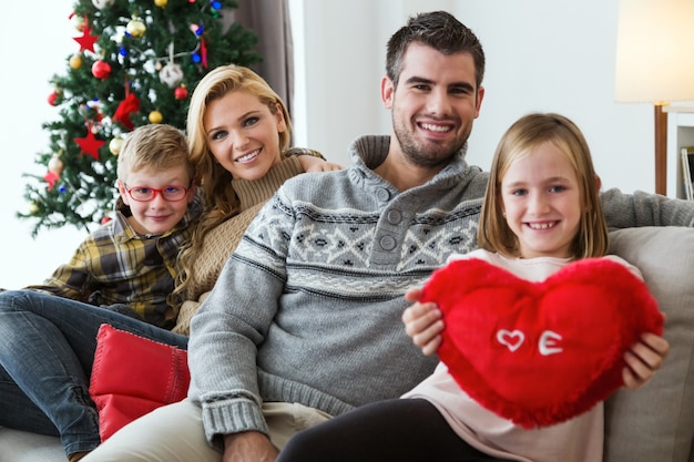 Foto gratuita familia sentada en el sofá feliz