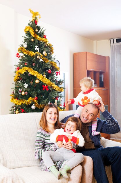 Familia en el sofá en Navidad