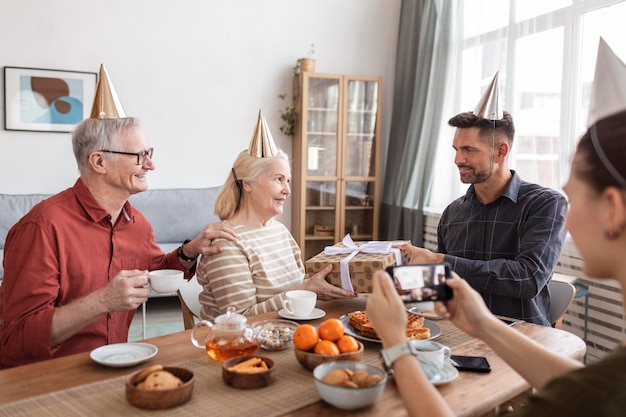 Familia con sombreros de fiesta de cerca