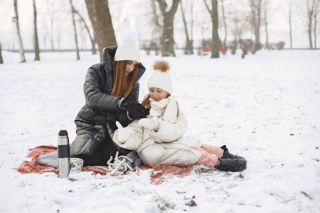 Foto gratuita familia en sombreros de invierno tejidos de vacaciones