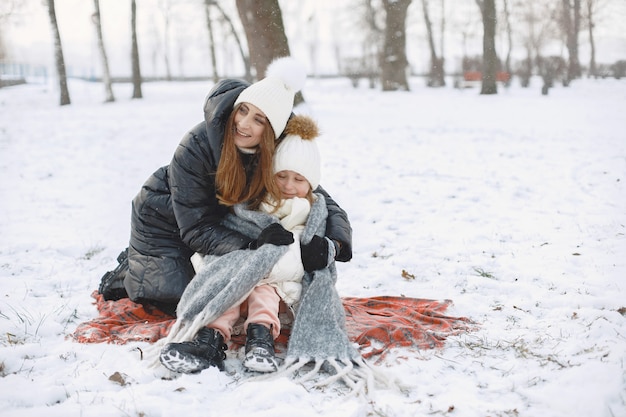 Foto gratuita familia en sombreros de invierno tejidos de vacaciones