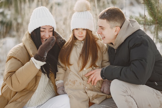 Familia en sombreros de invierno tejidos de vacaciones