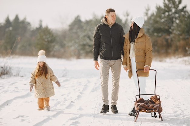 Familia en sombreros de invierno tejidos de vacaciones