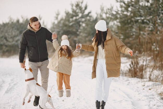 Familia en sombreros de invierno tejidos de vacaciones