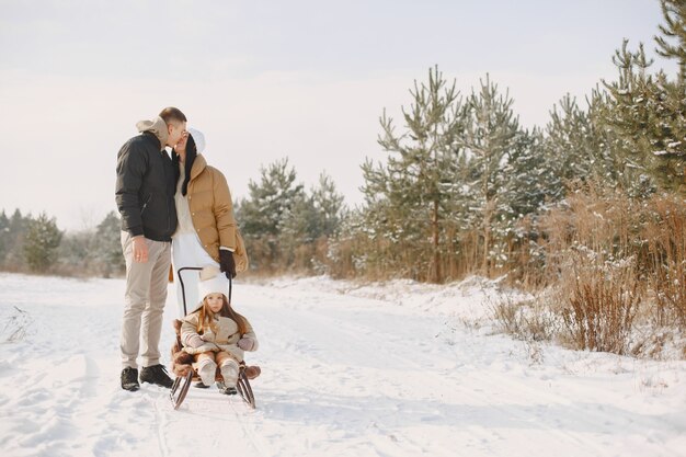 Familia en sombreros de invierno tejidos de vacaciones