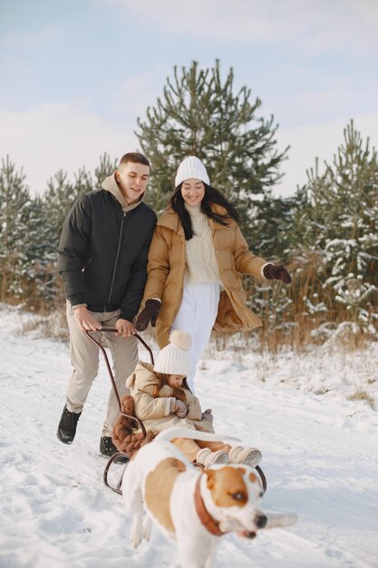 Familia en sombreros de invierno tejidos de vacaciones