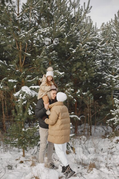 Familia en sombreros de invierno tejidos de vacaciones