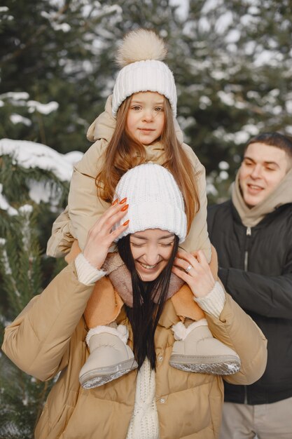 Familia en sombreros de invierno tejidos de vacaciones