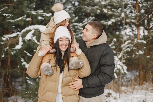 Familia en sombreros de invierno tejidos de vacaciones