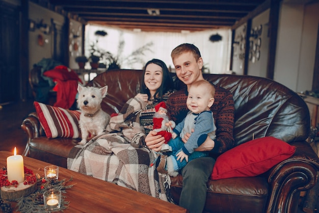 Familia sonriendo en el sofá en navidad