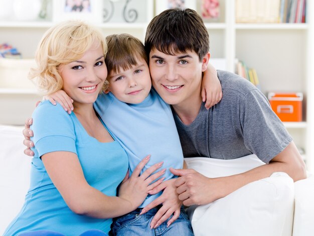 Familia sonriente feliz en casa