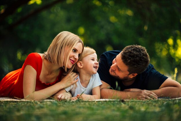 Familia sonriente pasando un buen rato en el parque.