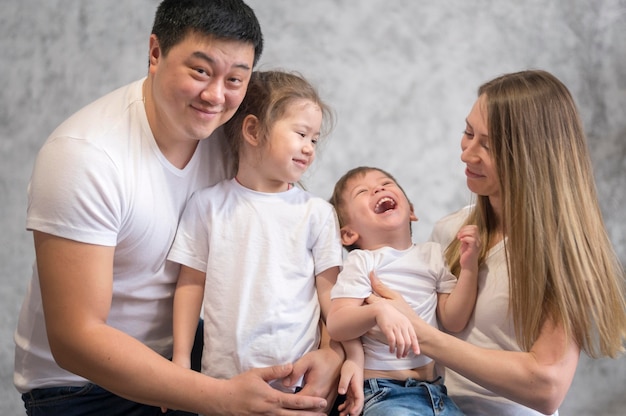 Foto gratuita familia sonriente pasando tiempo juntos