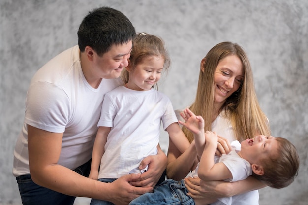 Familia sonriente pasar tiempo en casa