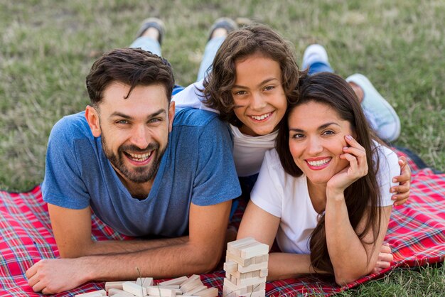 Familia sonriente pasar tiempo juntos en el parque