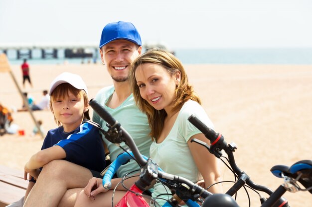 Familia sonriente que tiene descanso