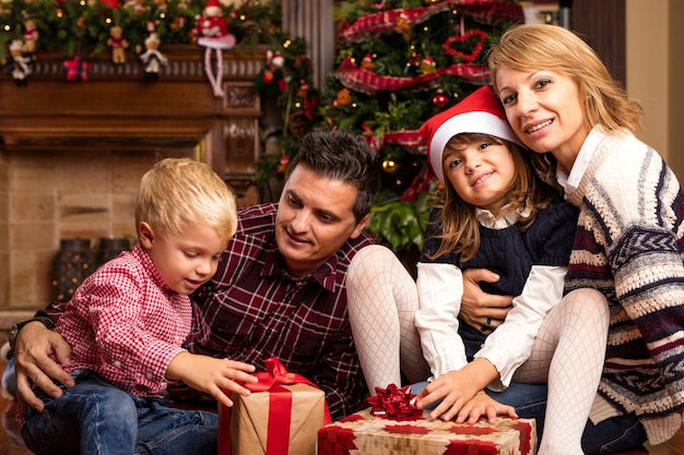 Familia sonriente con regalos de navidad