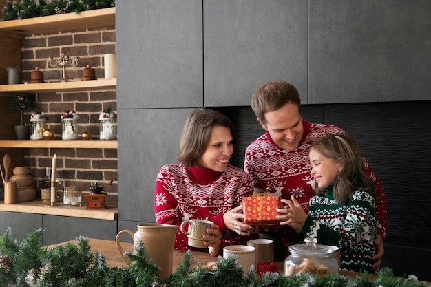 Familia sonriente de tiro medio en casa