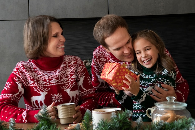 Familia sonriente de tiro medio en casa