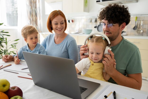 Familia sonriente de tiro medio en casa