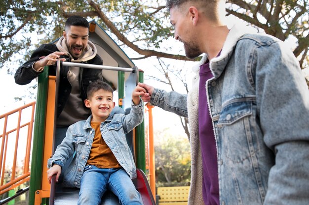 Familia sonriente de tiro medio en el parque